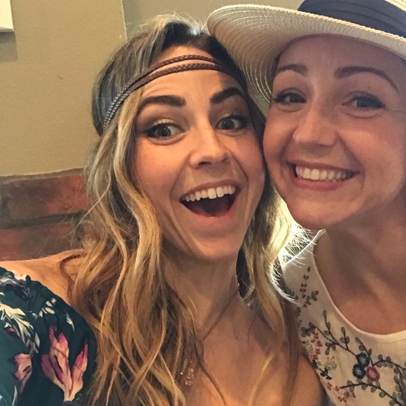 Meet your Posher, Sara - Picture 1 of 2